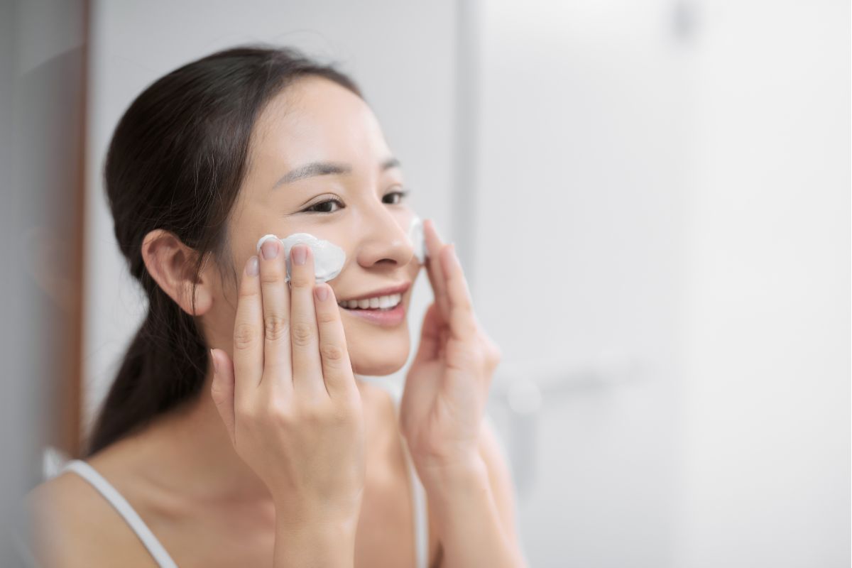 Rửa mặt bằng sữa rửa mặt