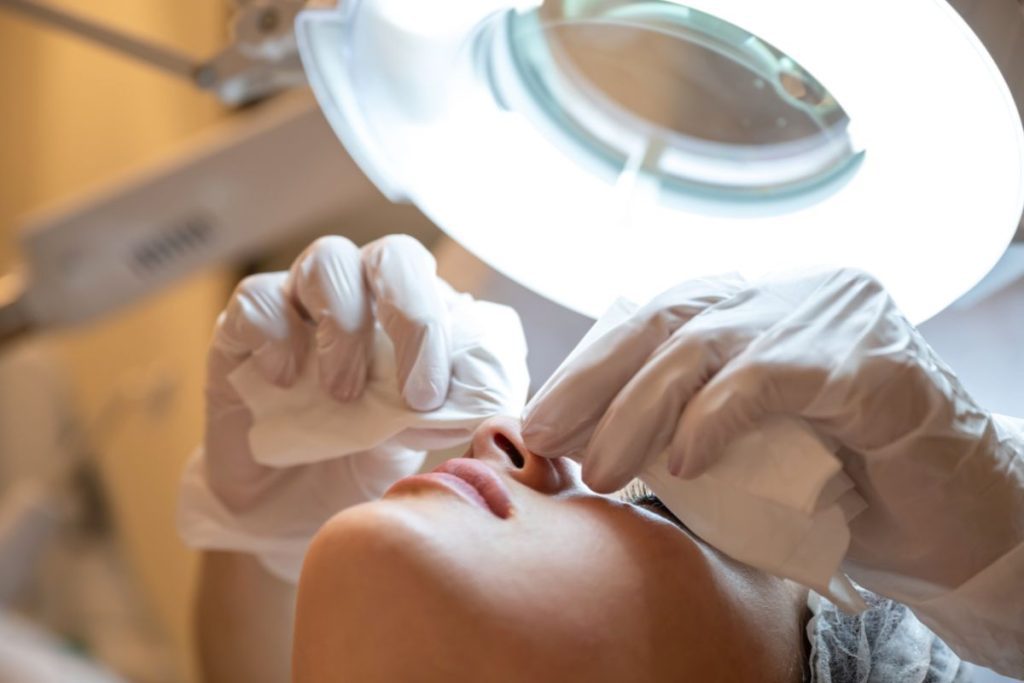 Lấy nhân mụn đã chín tại Spa