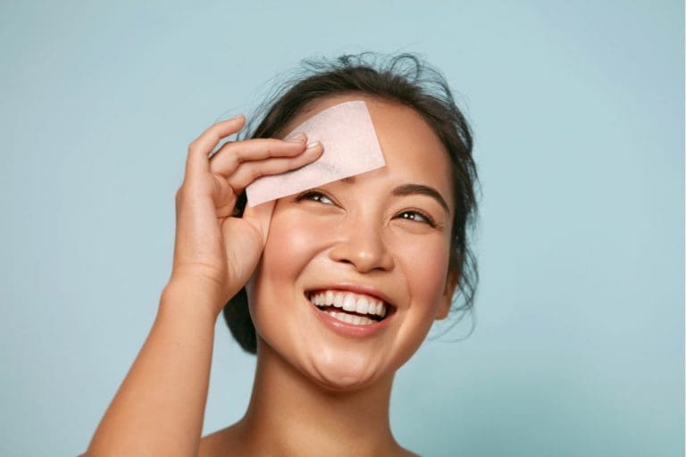 Cách sử dụng giấy thấm dầu giúp giảm nhờn cho da dầu