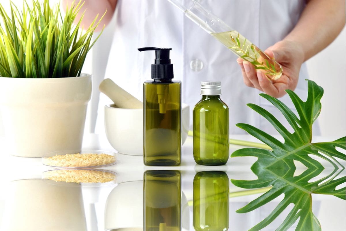 Dược mỹ phẩm là gì? Sự khác biệt giữa dược mỹ phẩm và hóa mỹ phẩm
