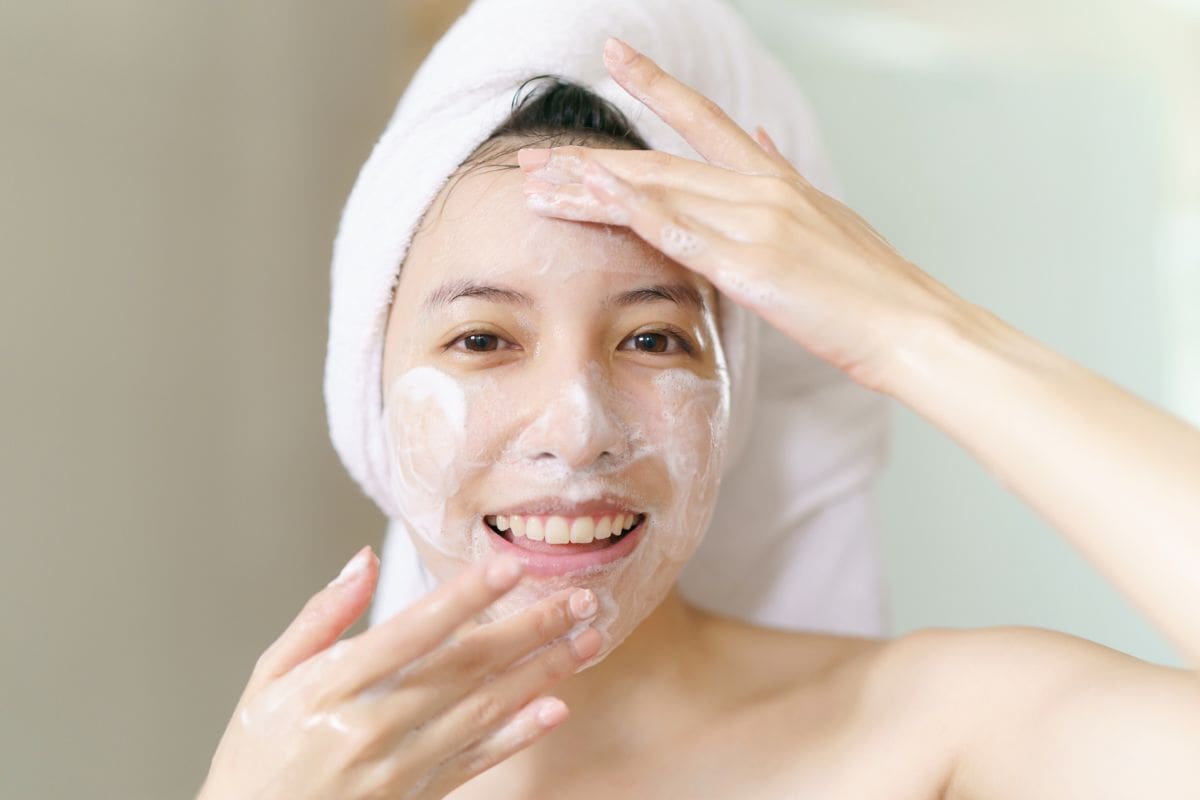 Làm sạch da bằng sữa rửa mặt