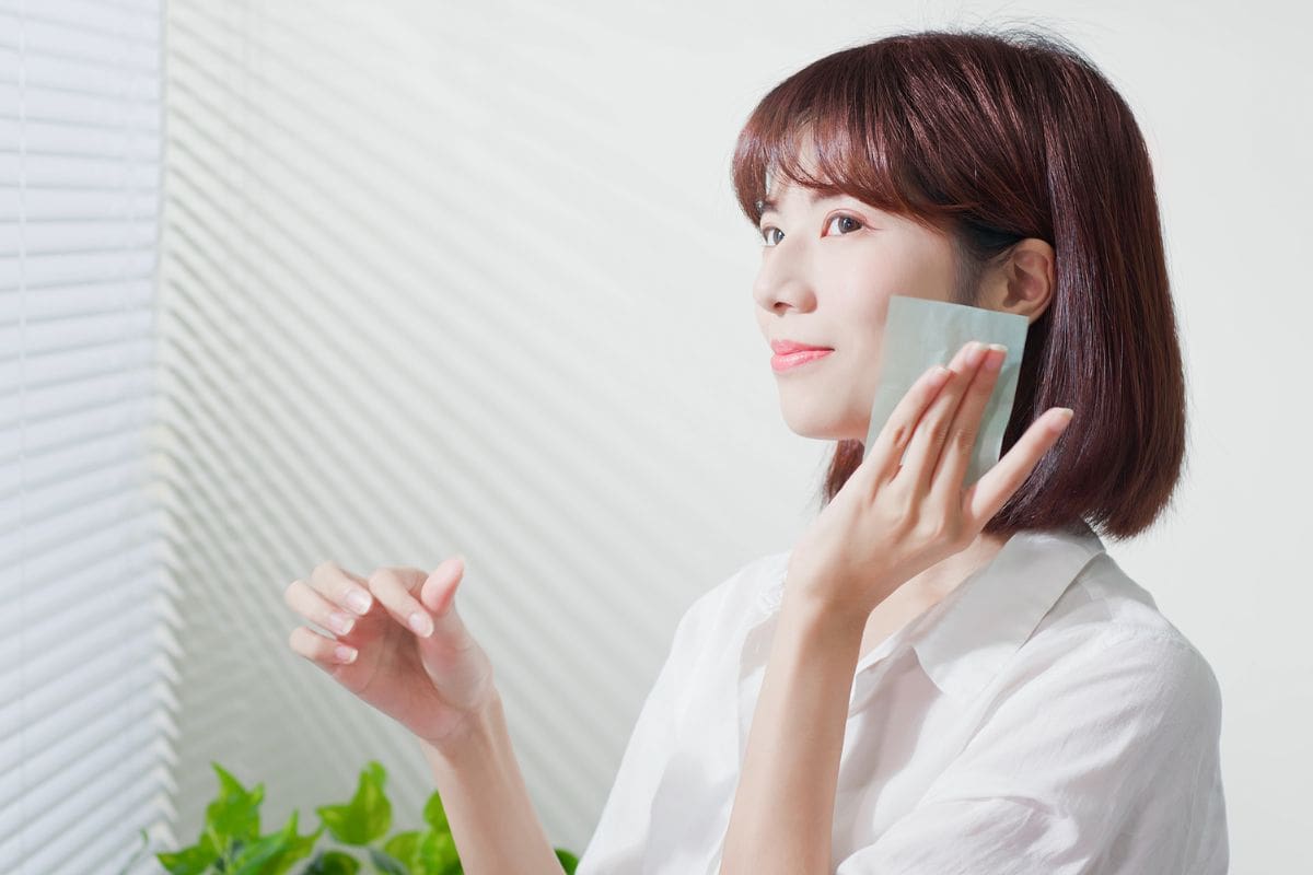 Sử dụng giấy thấm dầu