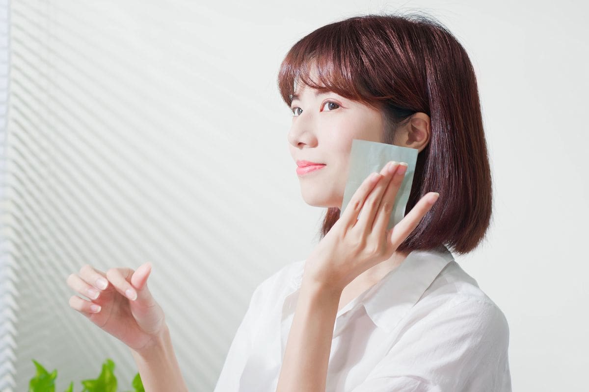 Sử dụng giấy thấm dầu